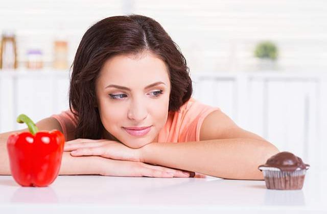 NU ceda in fata tentatiei! Opt modalitati prin care poti ALUNGA poftele alimentare