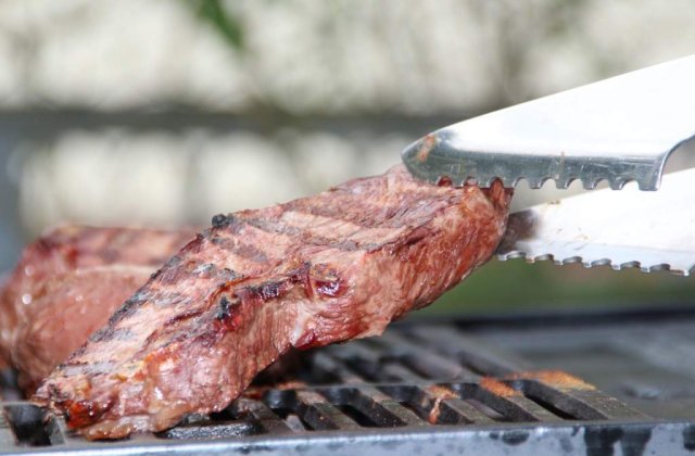 Buzau: Gratare cu mici si mese imbelsugate, de Pastele blajinilor