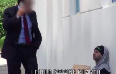 Cum ai reactiona daca un cersetor ti-ar oferi bani in loc sa ceara