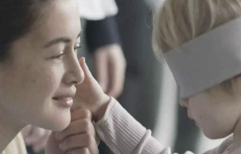 Acesti copii au fost legati la ochi si pusi sa-si recunoasca mamele