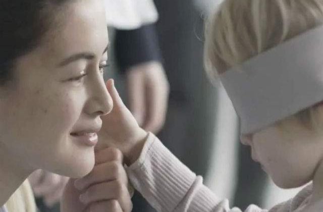 [VIDEO] Mai multi copii au fost legati la ochi si pusi sa-si recunoasca mamele. Au reusit?