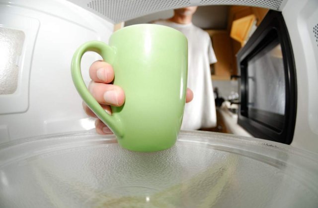 PERICOL de explozie! Ce NU trebuie sa pui NICIODATA in cuptorul cu microunde