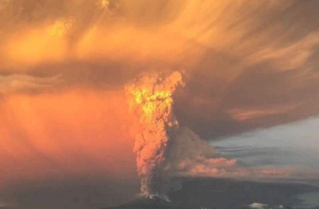 [VIDEO] Eruptia vulcanului Calbuco surprinsa intr-un clip timelapse spectaculos