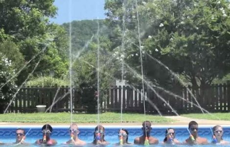 Au recreat fantana muzicala Bellagio cu ajutorul pistoalelor cu apa