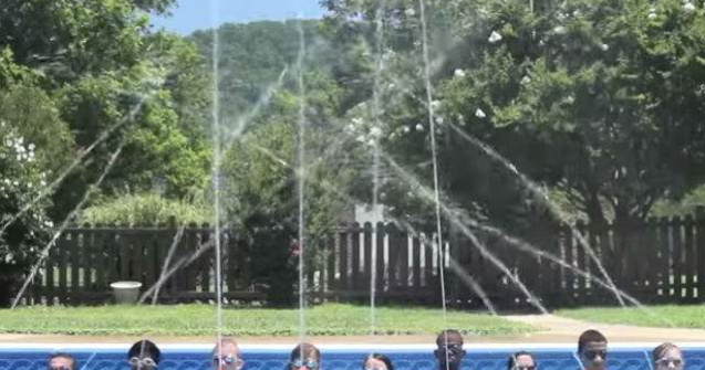 Au recreat fantana muzicala Bellagio cu ajutorul pistoalelor cu apa