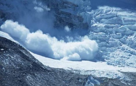 O replica puternica a seismului din Nepal a declansat noi avalanse pe Everest