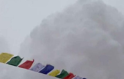  Video  Momentul in care avalansa loveste tabara de baza de pe Everest