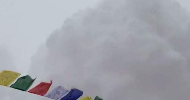  Video  Momentul in care avalansa loveste tabara de baza de pe Everest