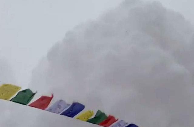 [VIDEO] Momentul in care avalansa loveste tabara de baza de pe Everest