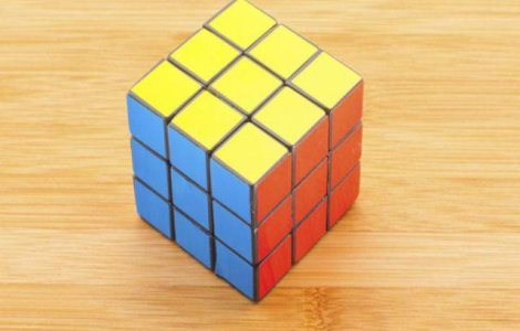  Video  A reusit sa rezolve un cub Rubik in 5 secunde