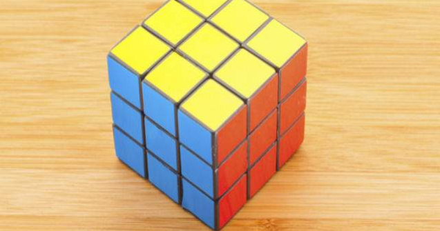 Video  A reusit sa rezolve un cub Rubik in 5 secunde