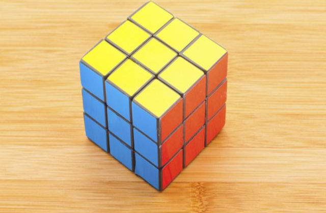 [VIDEO] A reusit sa rezolve un cub Rubik in 5 secunde