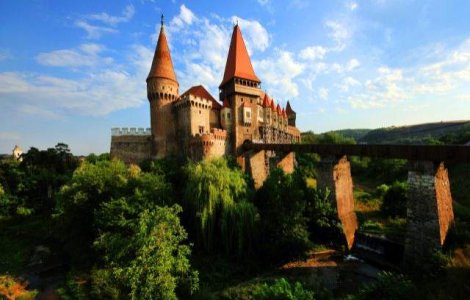 Castelul Corvinilor, pe coperta ghidul turistic "Lonely Planet"