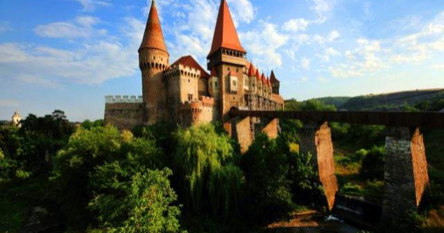 Castelul Corvinilor, pe coperta ghidul turistic "Lonely Planet"