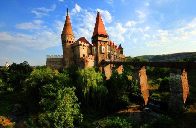 Castelul Corvinilor, pe coperta ghidul turistic "Lonely Planet"