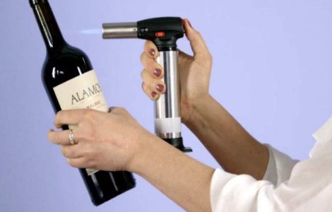  Video  3 metode ingenioase de a deschide o sticla de vin fara tirbuson