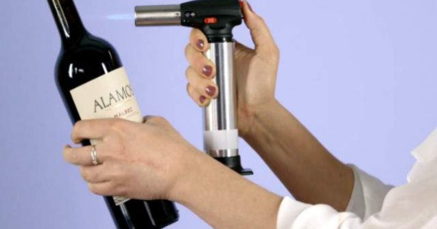  Video  3 metode ingenioase sa deschizi o sticla de vin fara tirbuson