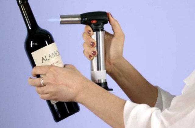 [VIDEO] 3 metode ingenioase de a deschide o sticla de vin fara tirbuson