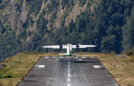  Top  Iti taie rasuflarea! Cele mai periculoase piste de aeroport din lume