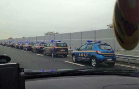 O coloana de masini ANAF se indreapta spre mare. Poza a devenit virala