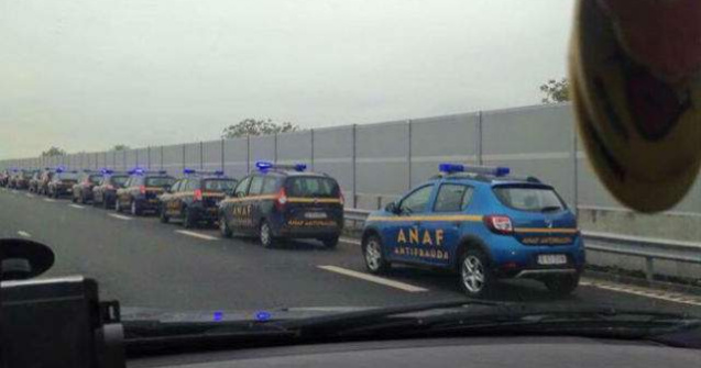 O coloana de masini ANAF se indreapta spre mare. Poza a devenit virala