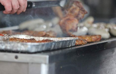 Constanta: Sute de pensionari, la cozi pentru berea, suc si mici