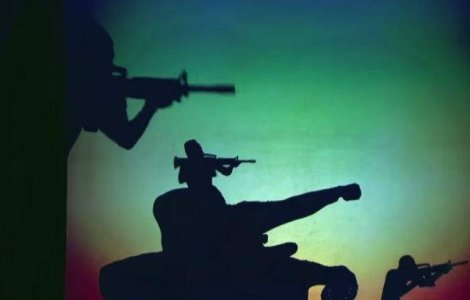 Opreste-te din ce faci si urmareste cel mai emotionat dans al umbrelor