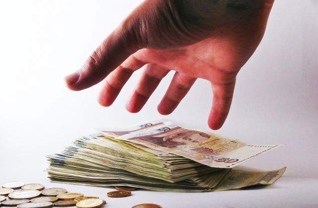 Seful suspendat al DGFP Ploiesti, judecat pentru luare de mita