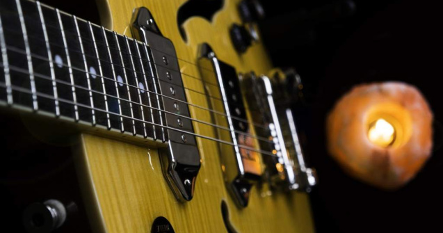  Vide  Trupa Roadkillsoda, in deschiderea concertului Slash