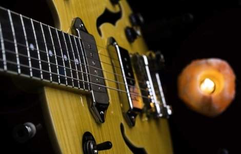  Vide  Trupa Roadkillsoda, in deschiderea concertului Slash