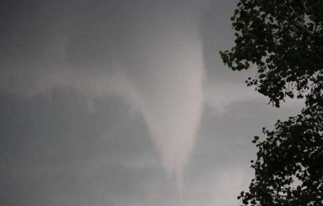 Tornade, furtuni violente si inundatii in trei state din SUA