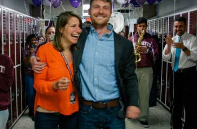 [VIDEO] Un profesor a pus la cale cea mai tare cere in casatorie cu ajutorul elevilor sai