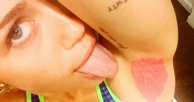 Miley Cyrus si-a vopsit parul de la axile roz. Motivul este perfect