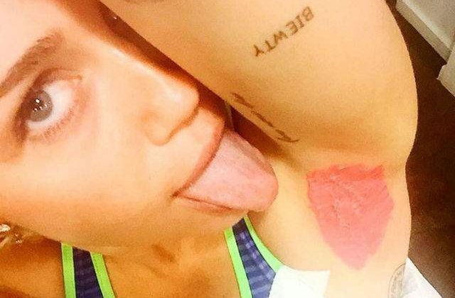 [FOTO] Miley Cyrus si-a vopsit parul de la axile roz, dintr-un motiv perfect