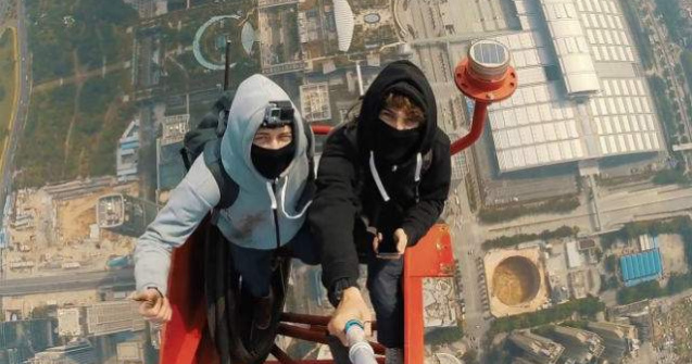 Imaginile care iti vor da fiori: selfie de la 660 metri inaltime