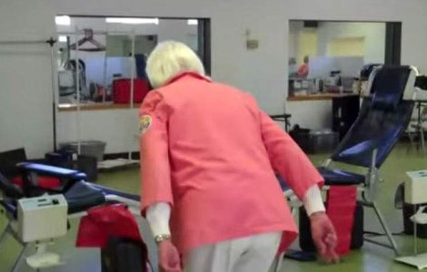  Video  Are 90 de ani si se lauda ca poate face o saritura cu spatele