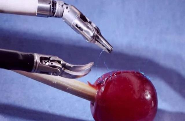 [VIDEO] Doua brate robotice minuscule au "operat" un bob de strugure in interiorul unei sticle