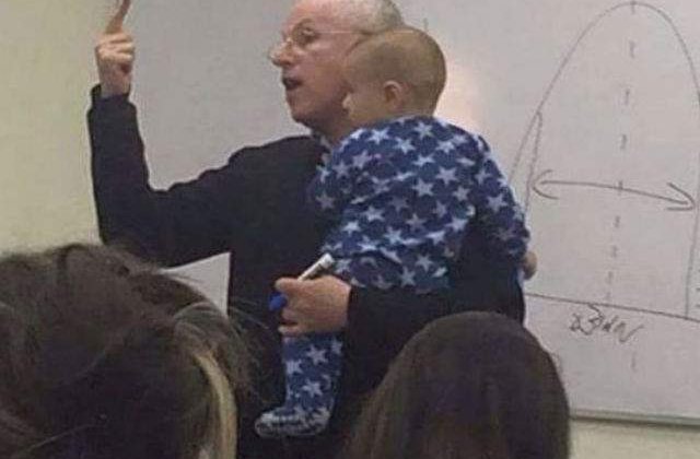 [FOTO] Cand copilul unei studente a inceput sa planga, acest profesor a facut un get neasteptat