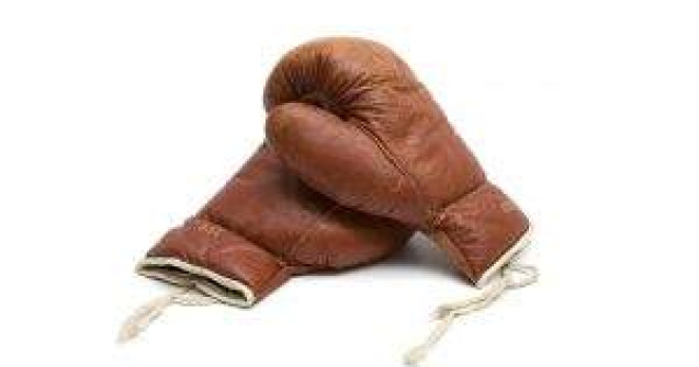 Evander Holyfield si Mitt Romney, adversari intr-un meci demonstrativ de box organizat in scop caritabil