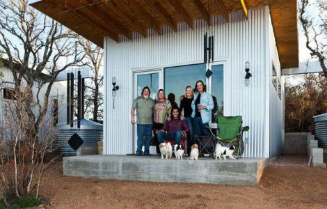 Acesti prieteni si-au construit un orasel pentru a imbatrani impreuna