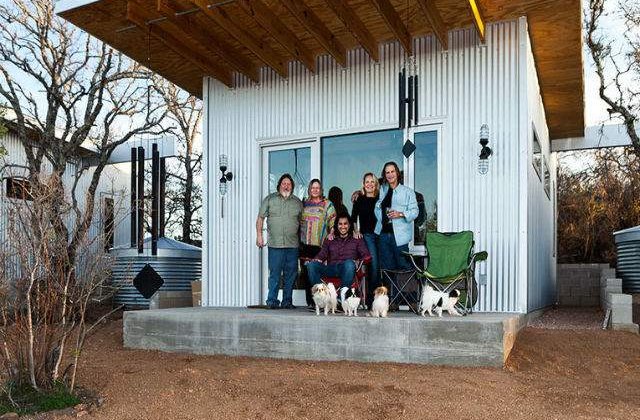 [FOTO] Acesti prieteni si-au construit un orasel pentru a imbatrani impreuna