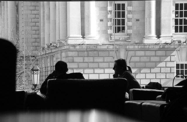 Sondaj: Barbatii sunt dispusi sa asculte cu atentie sugestiile sotiilor lor in timpul cinei