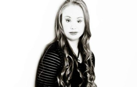  Foto  Tanara cu sindromul Down care schimba regulile in lumea modei