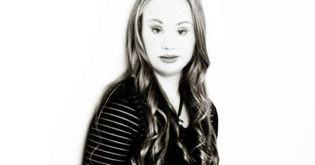  Foto  Tanara cu sindromul Down care schimba regulile in lumea modei