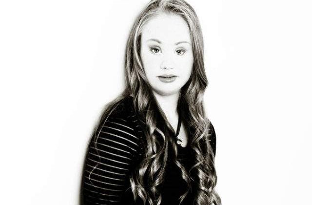 [FOTO] Tanara cu sindromul Down care schimba regulile in lumea modei