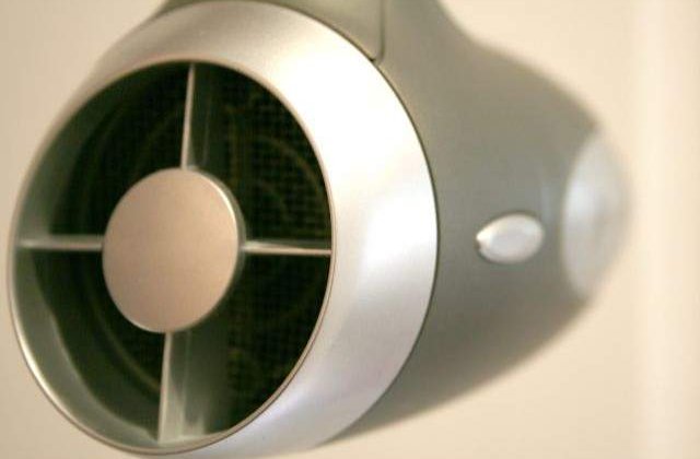 Este multifunctional! Tot ce NU STIAI ca poti face cu uscatorul de par