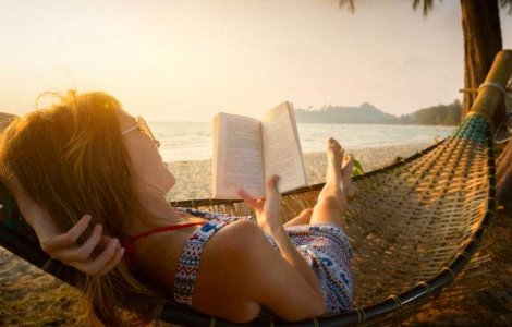  Top  Ce citim vara aceasta? TOP 10 carti de luat pe plaja