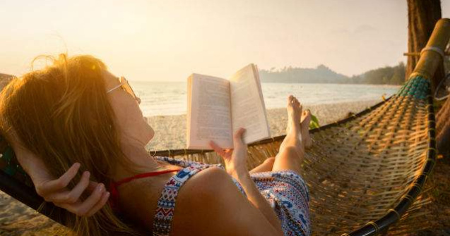  Top  Ce citim vara aceasta? TOP 10 carti de luat pe plaja