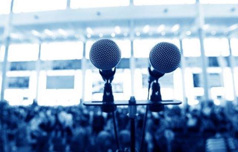 Studiu: Aproape jumatate dintre romani se tem sa vorbeasca in public