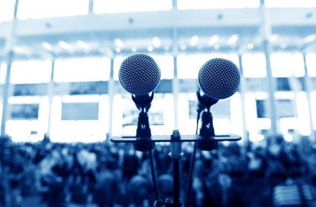 Studiu: Unu din doi romani se teme sa vorbeasca in public, 5% nu ar face-o niciodata